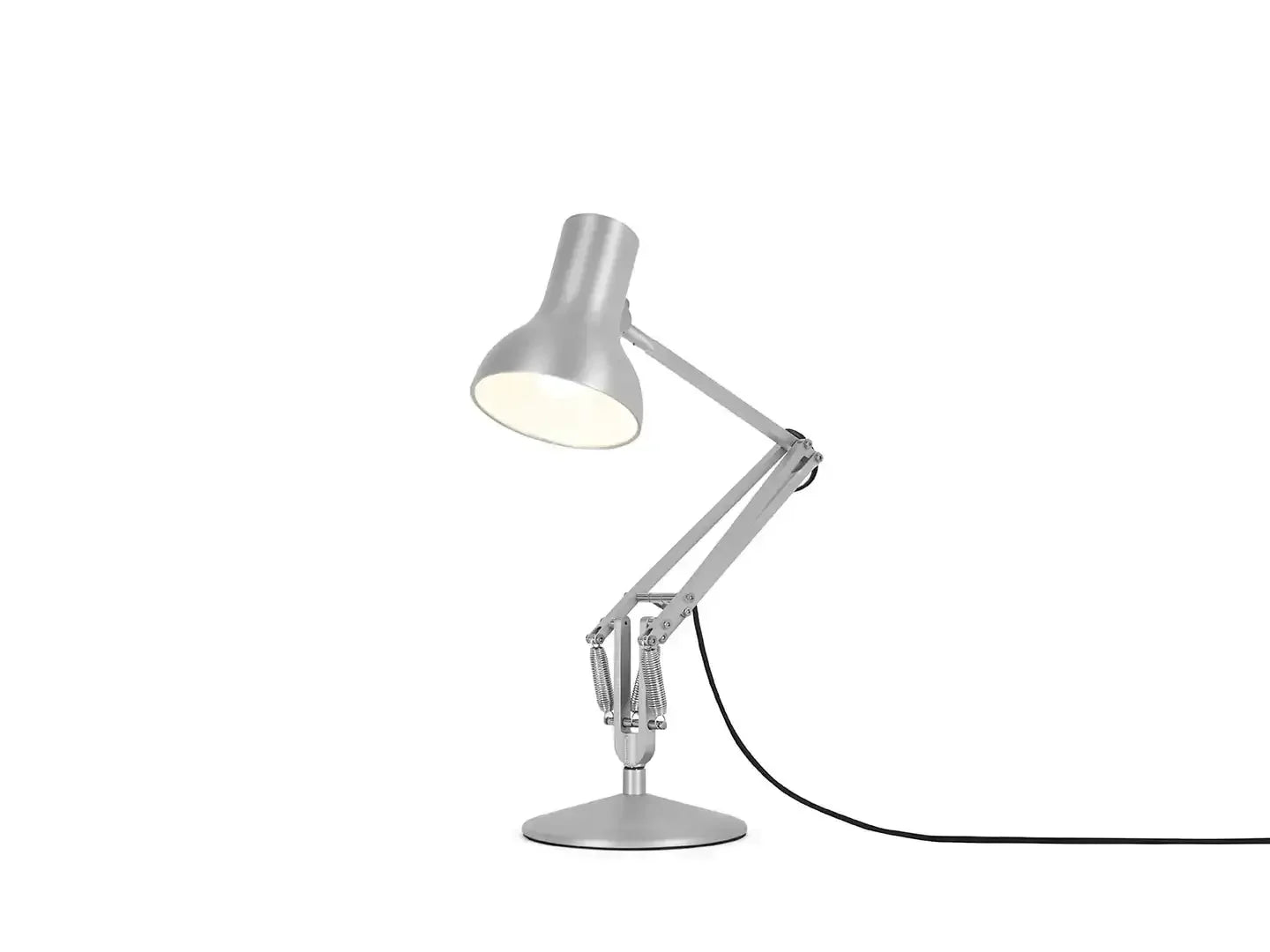 Srebrna lampa biurkowa z regulowanym ramieniem na białym tle, nowoczesne oświetlenie do biura
