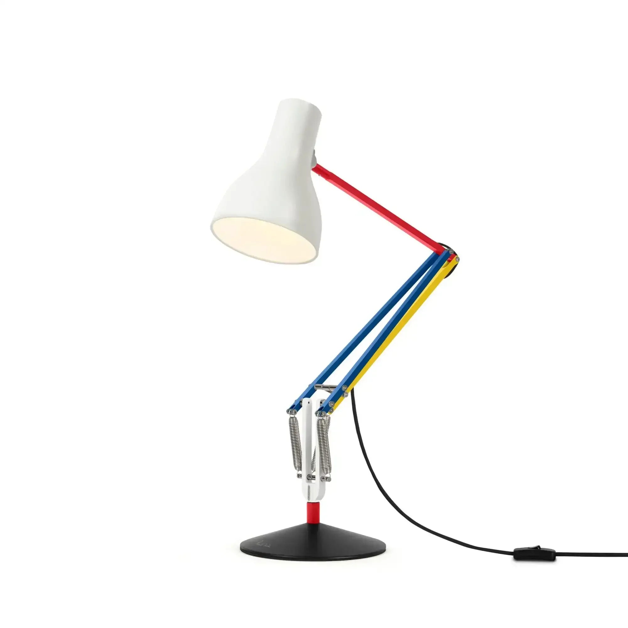 Kolorowa lampka biurkowa typu anglepoise, białe klosze, ramię czerwone, niebieskie i żółte.