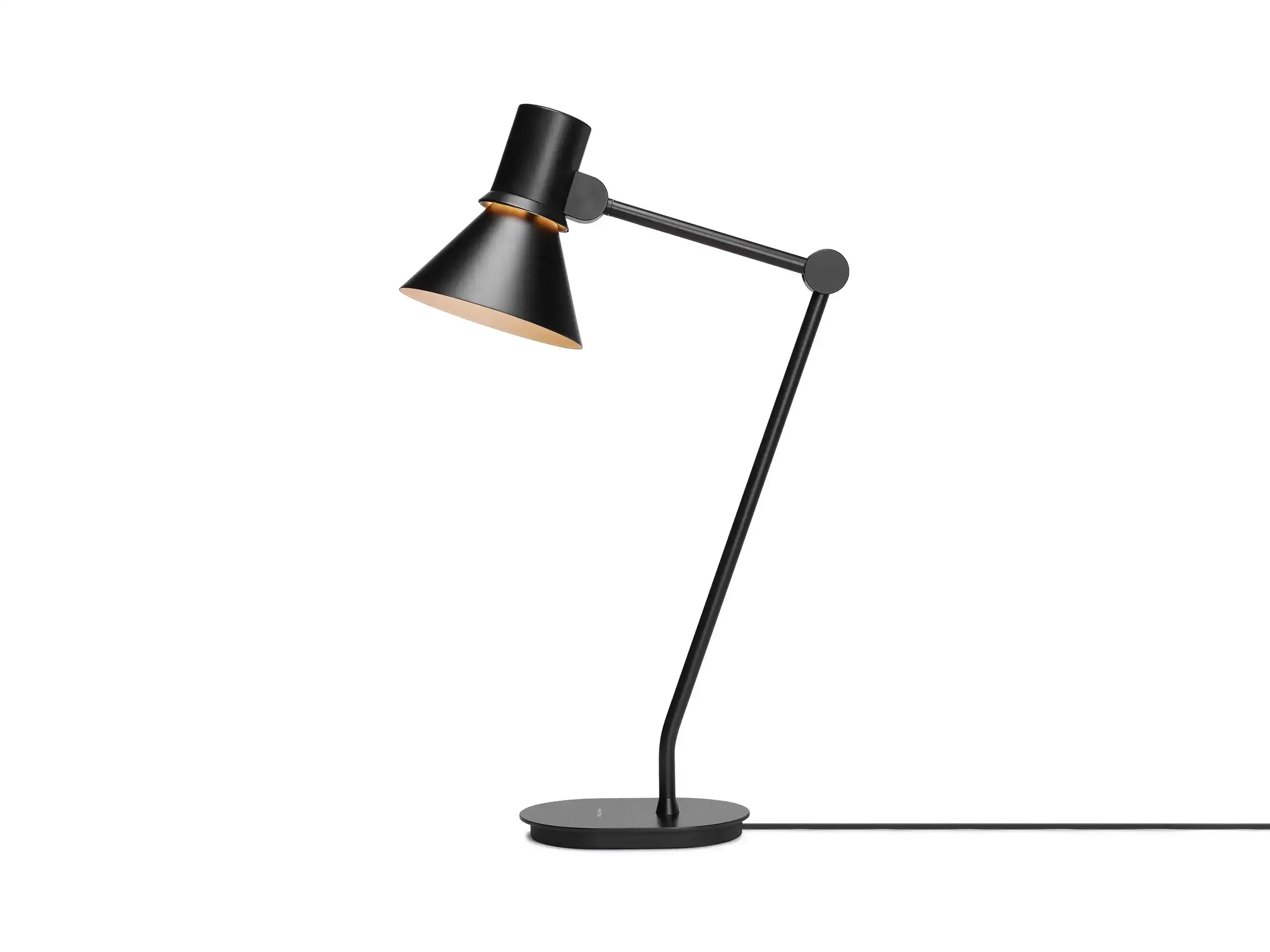 Czarna matowa lampa biurkowa typu industrialnego, idealna do home office i desk setupu