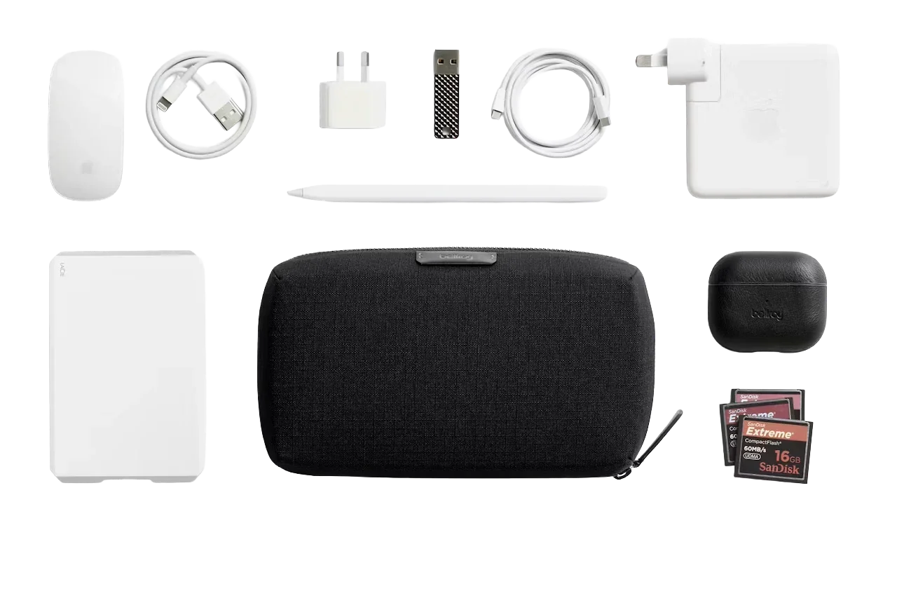 Zestaw akcesoriów biurowych: mysz, ładowarka, kable, etui, dysk zewnętrzny, karty pamięci i stylus do Home Office