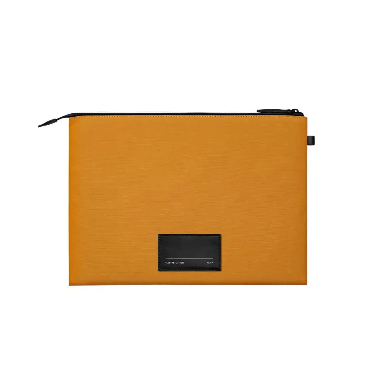 Pomarańczowe etui na laptopa z czarnym suwakiem i czarną naszywką, minimalistyczny design.