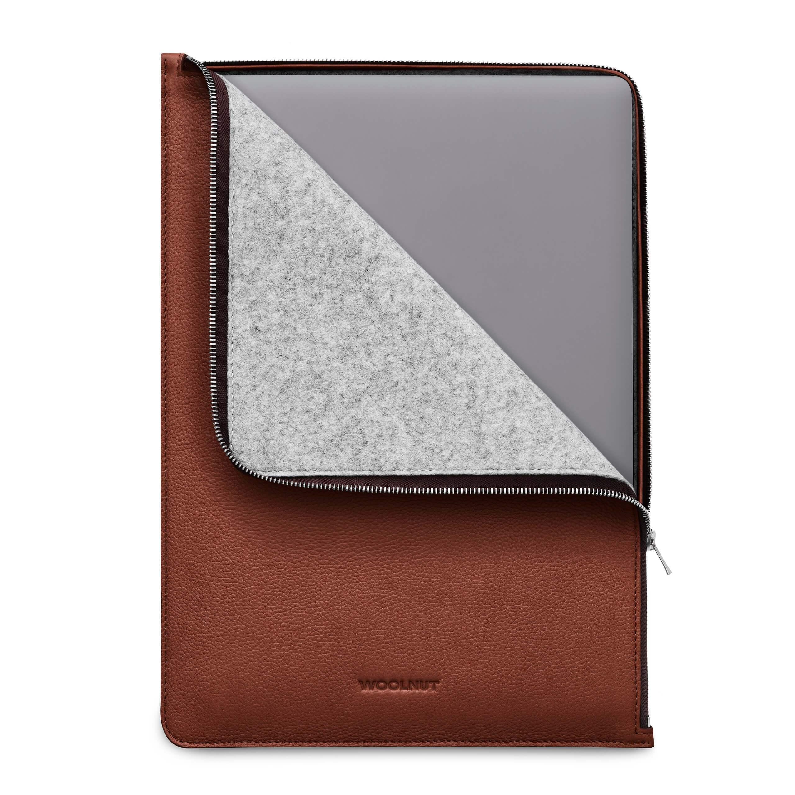 Brązowe etui skórzane na 16-calowego MacBooka Pro z filcowym wnętrzem, otwarte na zamek