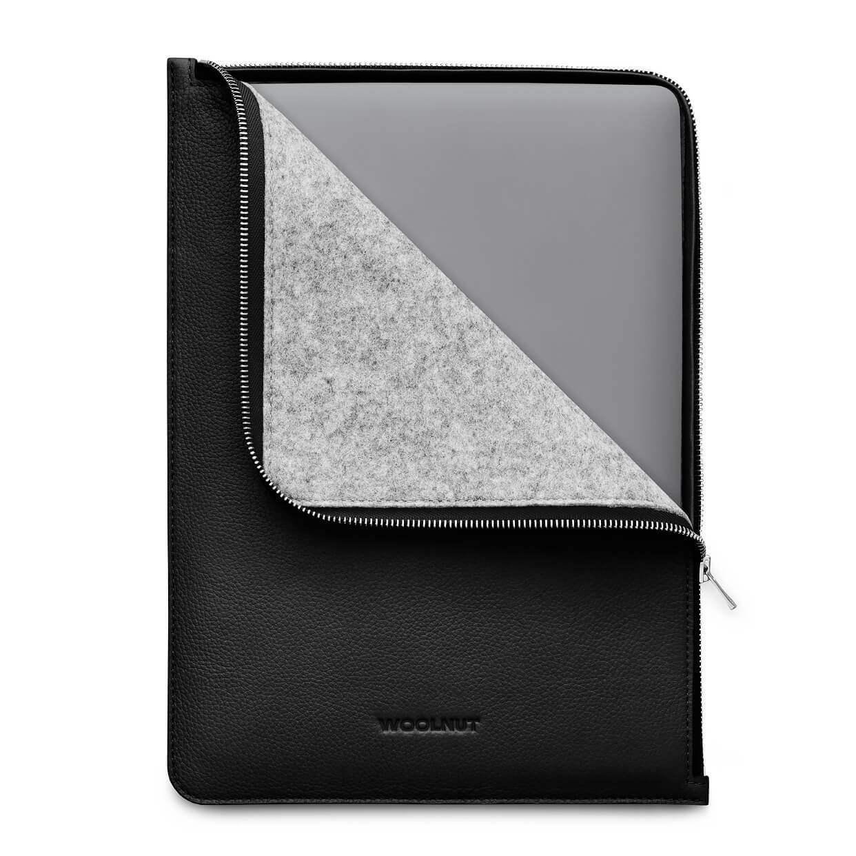 Czarny skórzany futerał na MacBook 14 cali z widocznym zamkiem i szarym wnętrzem z filcu.