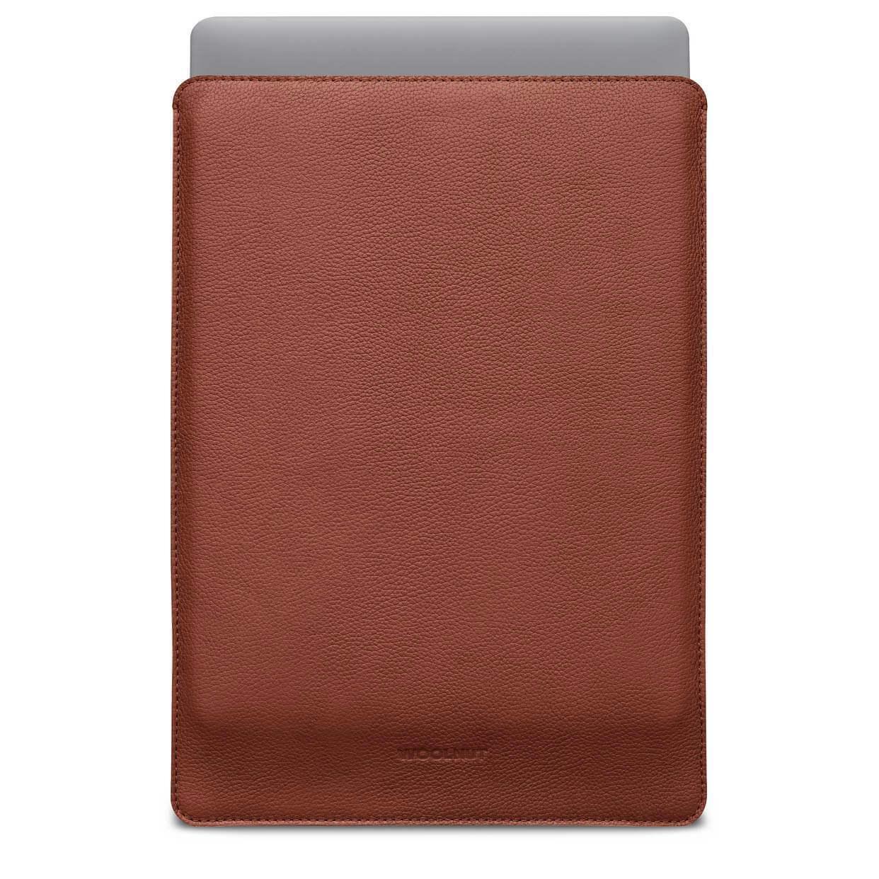 skórzane etui na laptopa MacBook Air 15 cali w kolorze koniakowym, minimalistyczny design