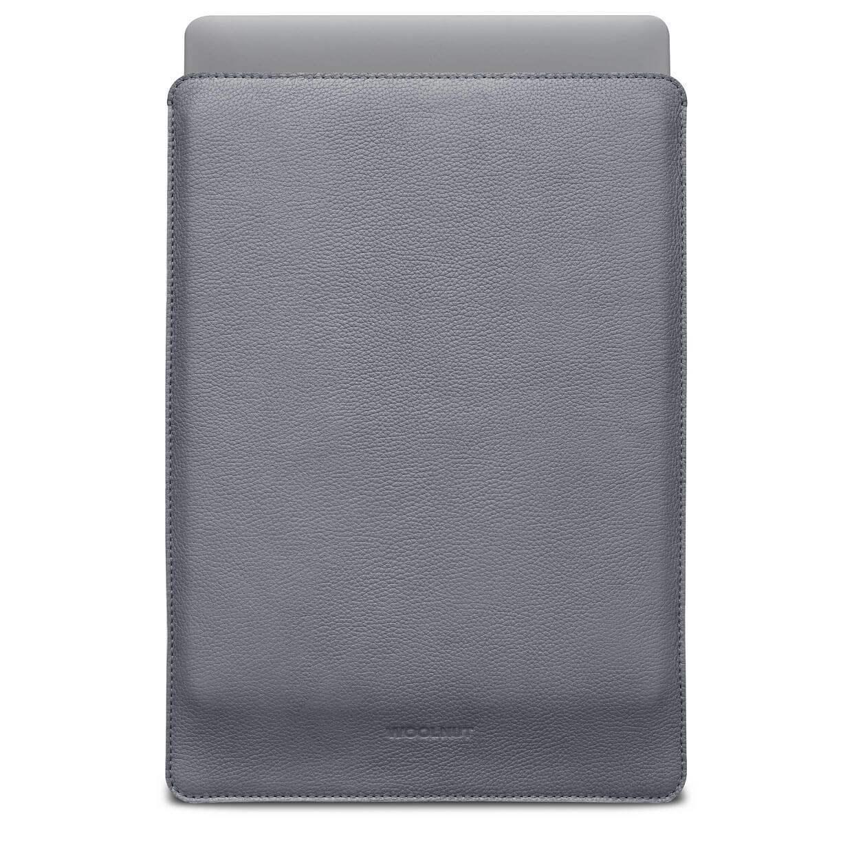 Szara skórzana etui na MacBook Air 15 cali, minimalistyczne i eleganckie akcesorium biurowe