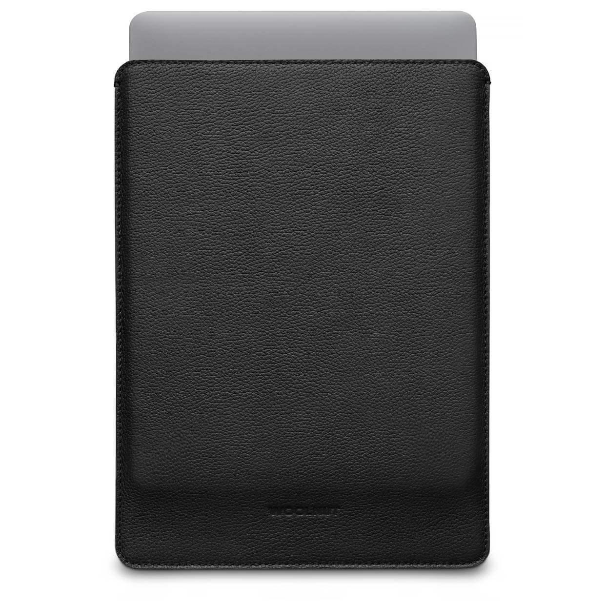 Czarne etui na MacBook Pro 14 z naturalnej skóry, minimalistyczny design.