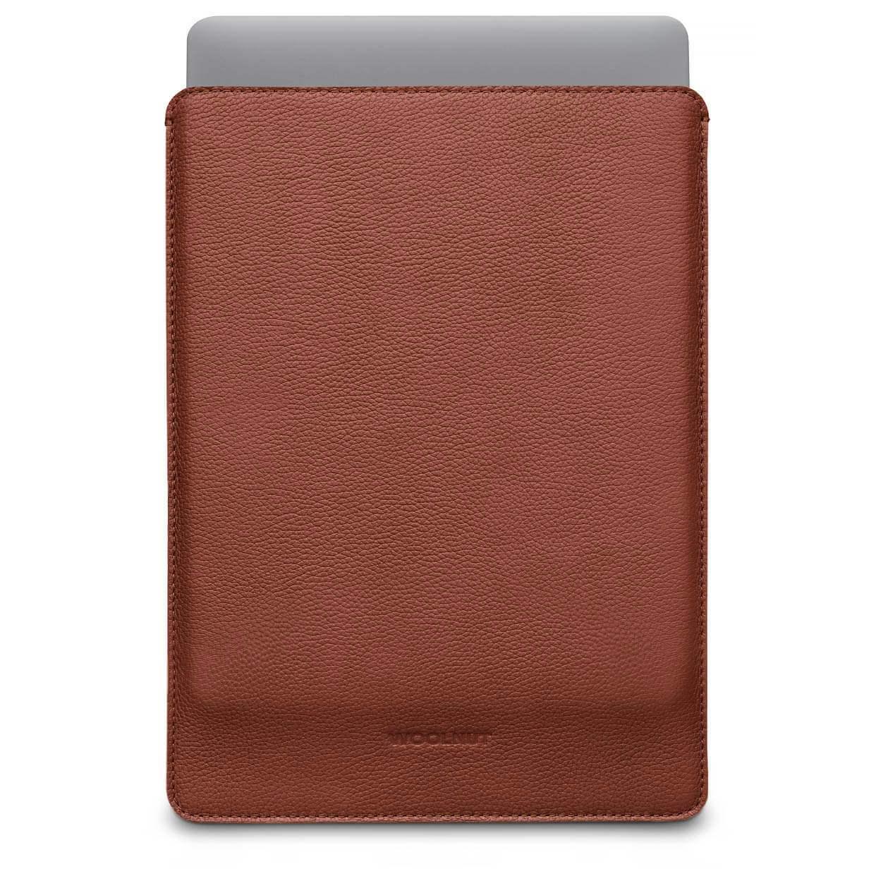 Brązowe etui skórzane na MacBook Pro 14, minimalistyczny design, akcesoria biurowe