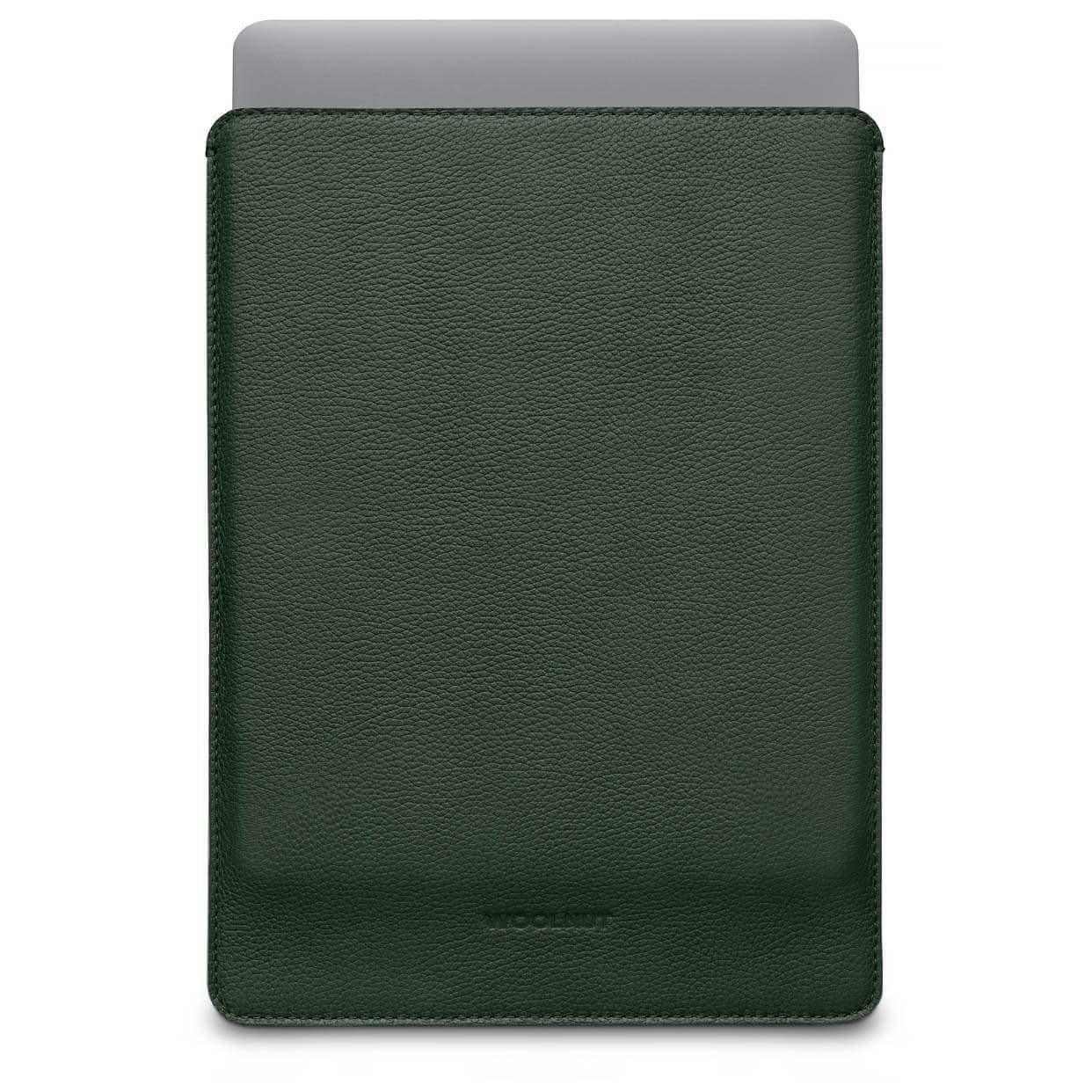 Zielone etui skórzane na MacBook Pro 14 cali w minimalistycznym stylu, widok z przodu