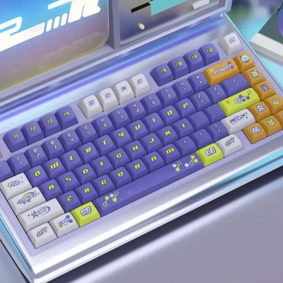 Kolorowa klawiatura mechaniczna z fioletowymi i żółtymi keycapami w stylu retro na biurku.