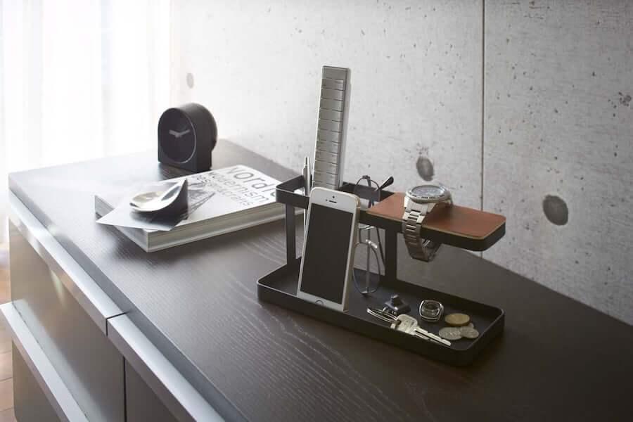 Organizer biurkowy na telefon, zegarek, okulary i drobiazgi, nowoczesny design do home office.