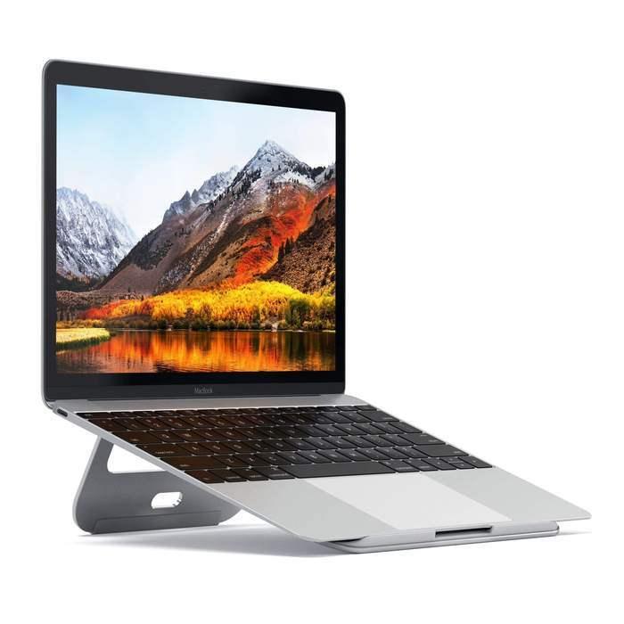 Aluminiowy stojak pod laptopa, notebooka lub tablet na białym tle, ergonomiczne akcesorium biurowe