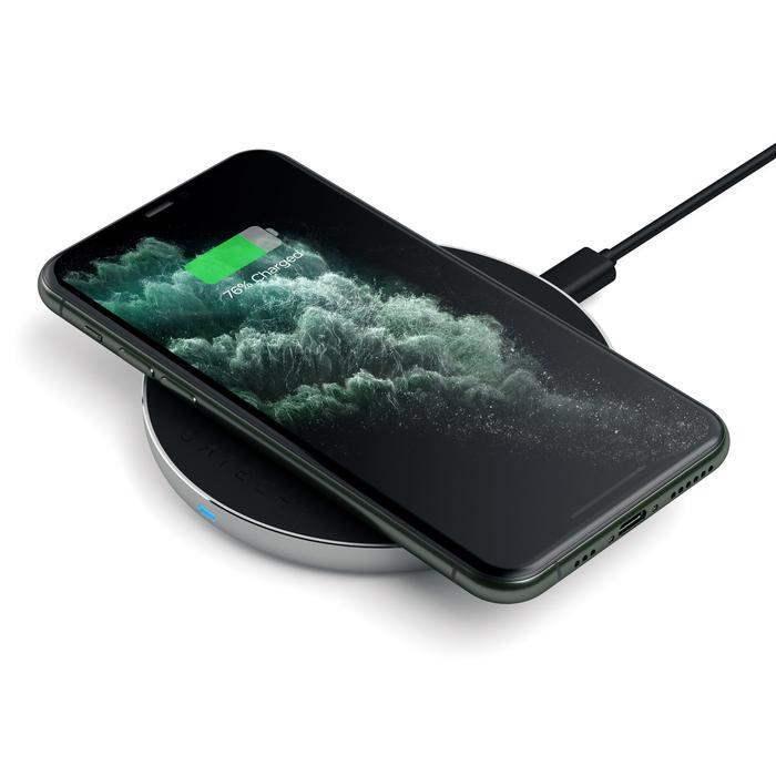 Telefon ładowany na aluminiowej stacji ładowania bezprzewodowego USB-C
