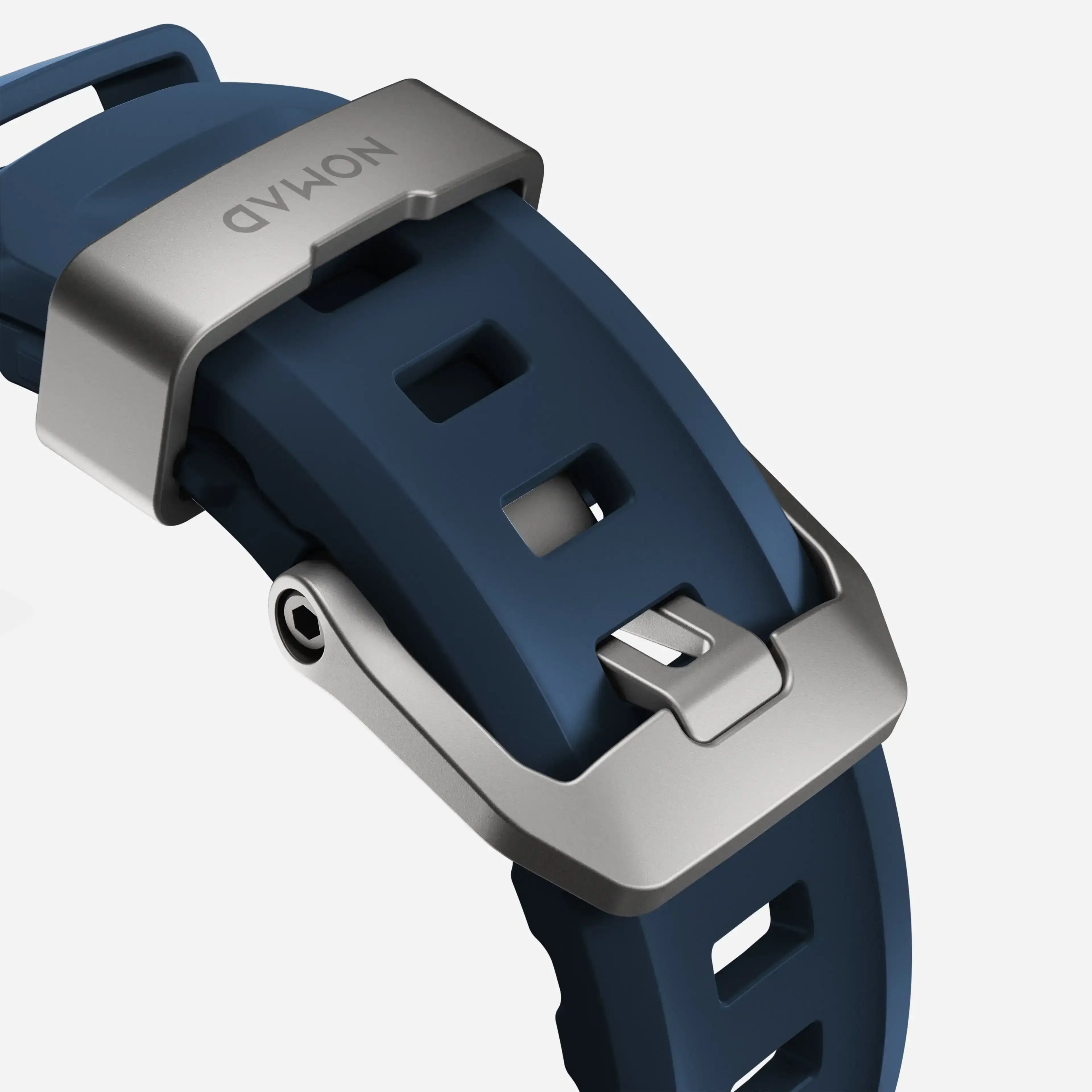 Granatowy pasek do smartwatcha 46mm 49mm, zbliżenie na klamrę i matowe zapięcie