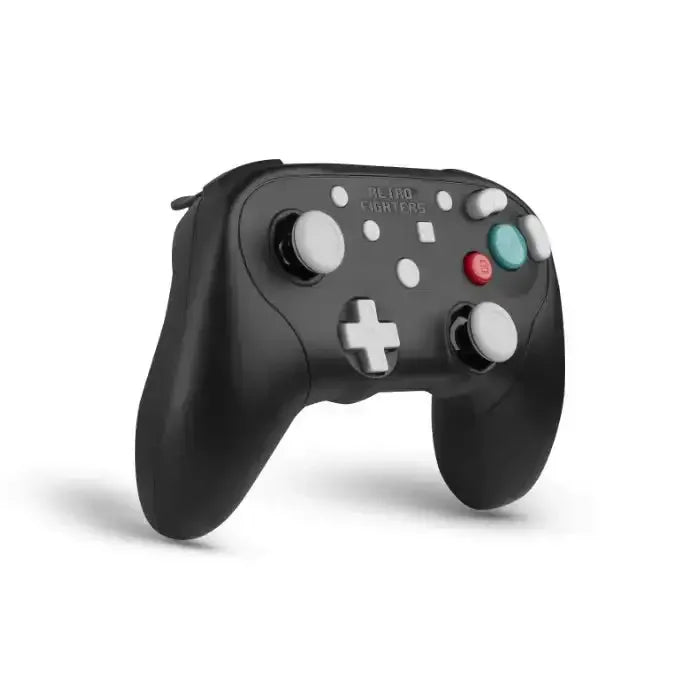 czarny bezprzewodowy gamepad Retro Fighters do konsoli, widok z boku na białym tle