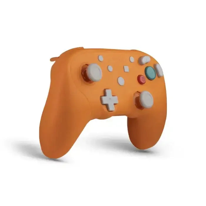 Pomarańczowy bezprzewodowy gamepad z białymi przyciskami na białym tle