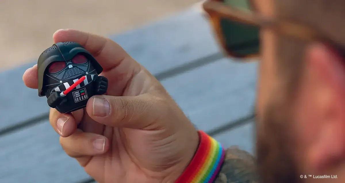 Mini głośnik Bluetooth w kształcie Dartha Vadera trzymany w dłoni, akcesorium biurowe