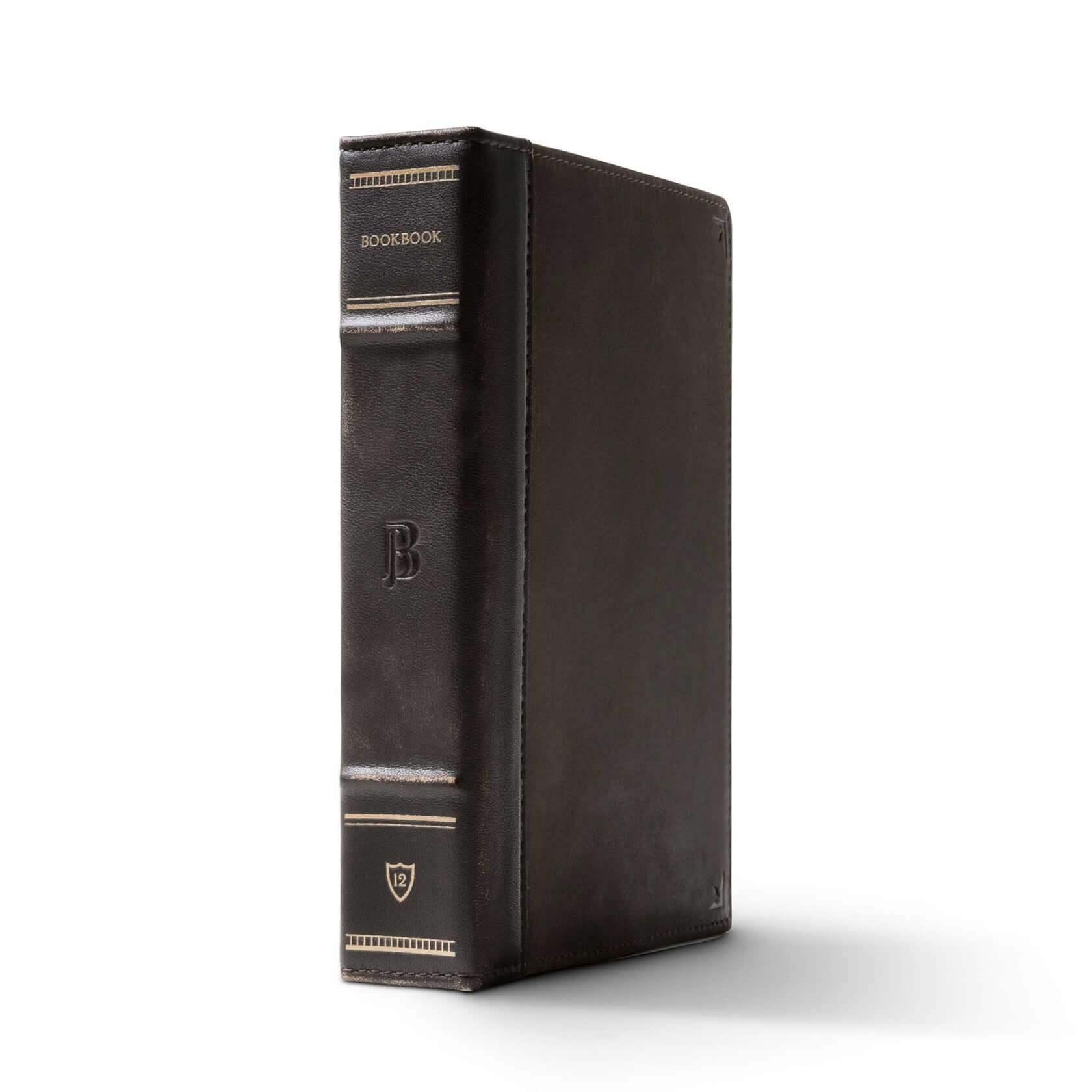 Brązowe etui na laptopa imitujące książkę, elegancka skórzana okładka biurowa.