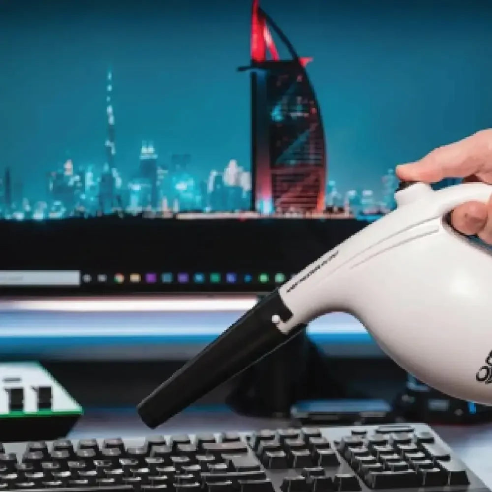 Czyszczenie klawiatury mechanicznej dmuchawą w nowoczesnym biurze, akcesoria do desk setupu