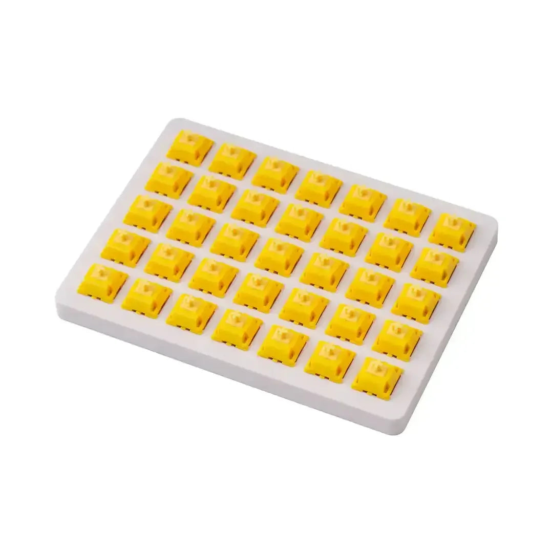 Żółte switche Gateron Cap Golden Yellow na białej tacce do klawiatury mechanicznej
