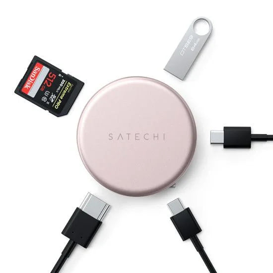 Różowy czytnik kart Satechi z kabelkami USB-C i kartą SD, idealny do biurka i home office