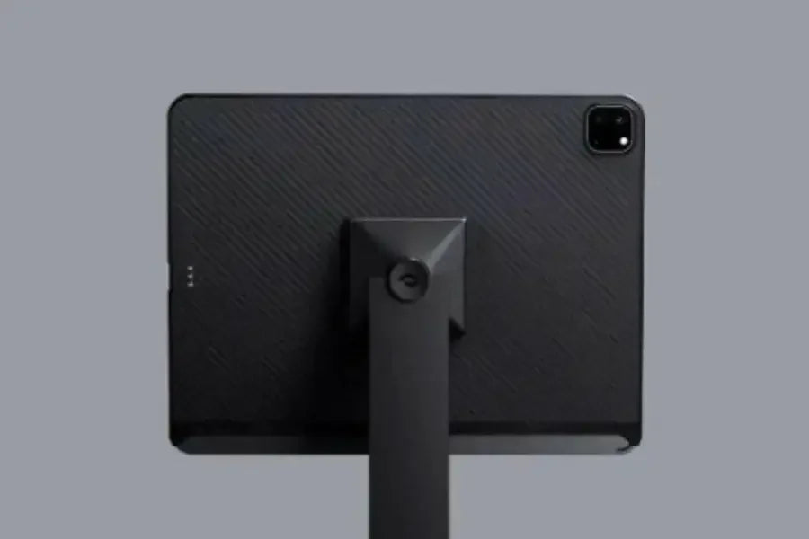 Tablet na nowoczesnym stojaku, akcesoria biurowe do home office, widok od tyłu