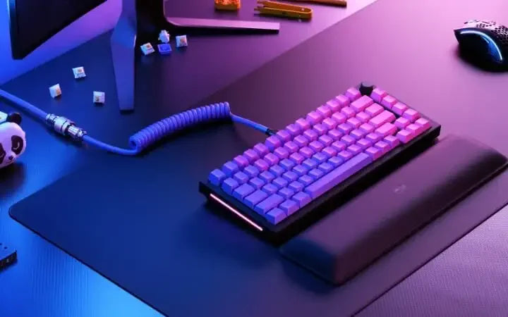 Klawiatura mechaniczna RGB na biurku, podkładka pod nadgarstki, akcesoria do desk setupu