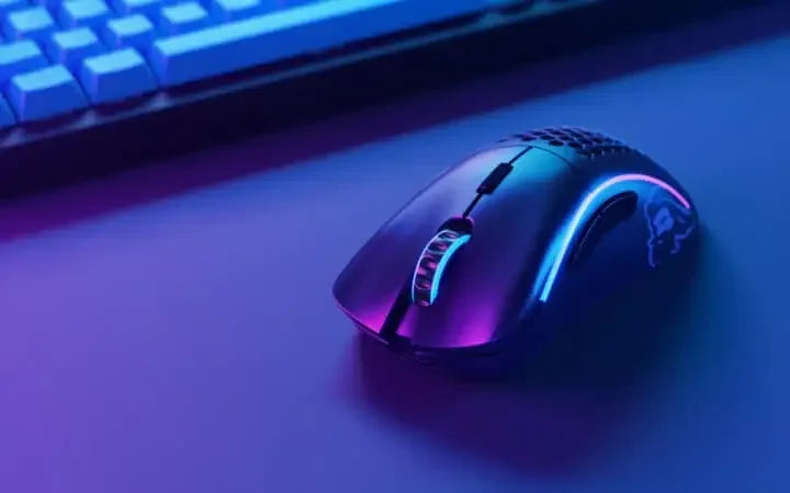 Bezprzewodowa mysz gamingowa RGB obok klawiatury mechanicznej, biurko do pracy i grania