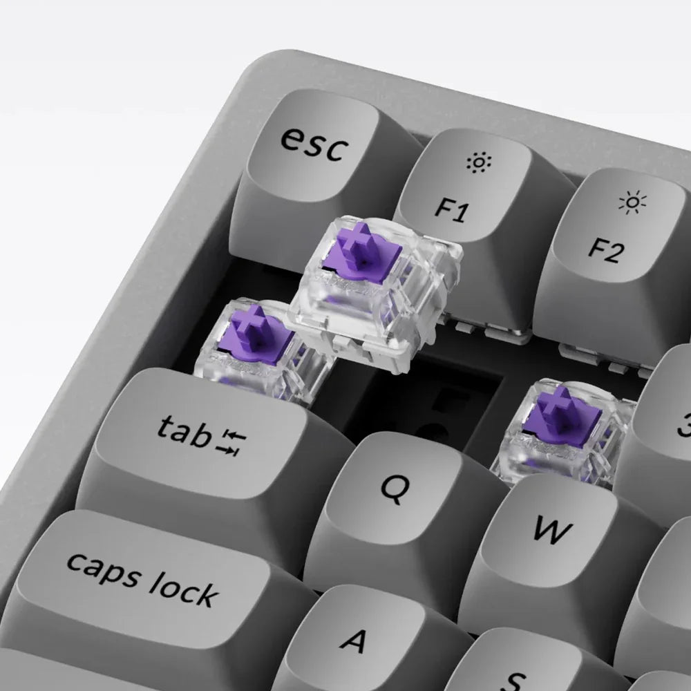 Mechaniczna klawiatura z fioletowymi switchami i szarymi keycapami, idealna do home office