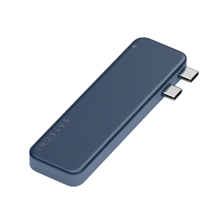 Niebieski power bank Satechi z dwoma portami USB-C do ładowania urządzeń w home office