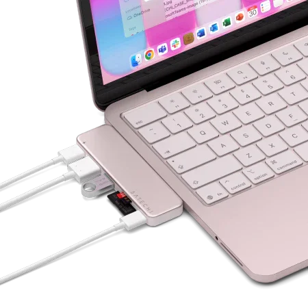 Różowy adapter USB-C z czytnikiem kart SD do laptopa, idealny dla home office i desk setupu