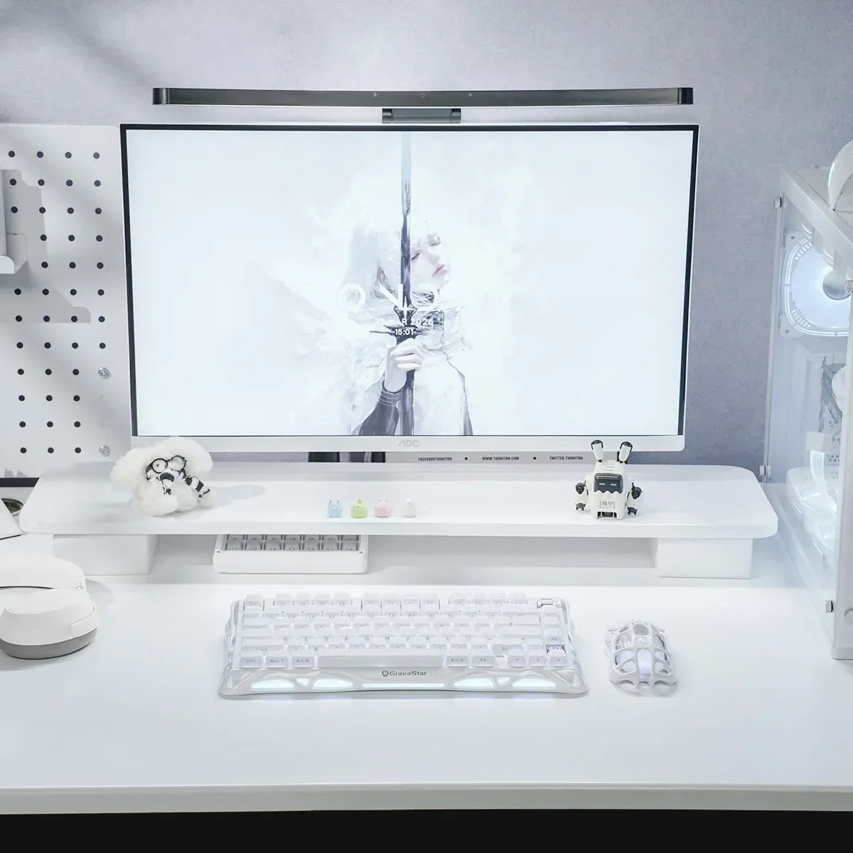 Biały desk setup z mechaniczną klawiaturą, monitorem i akcesoriami biurowymi do Home Office