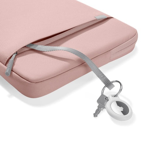 Różowa torba na laptopa z kluczykami i tagiem lokalizacyjnym, idealna do home office