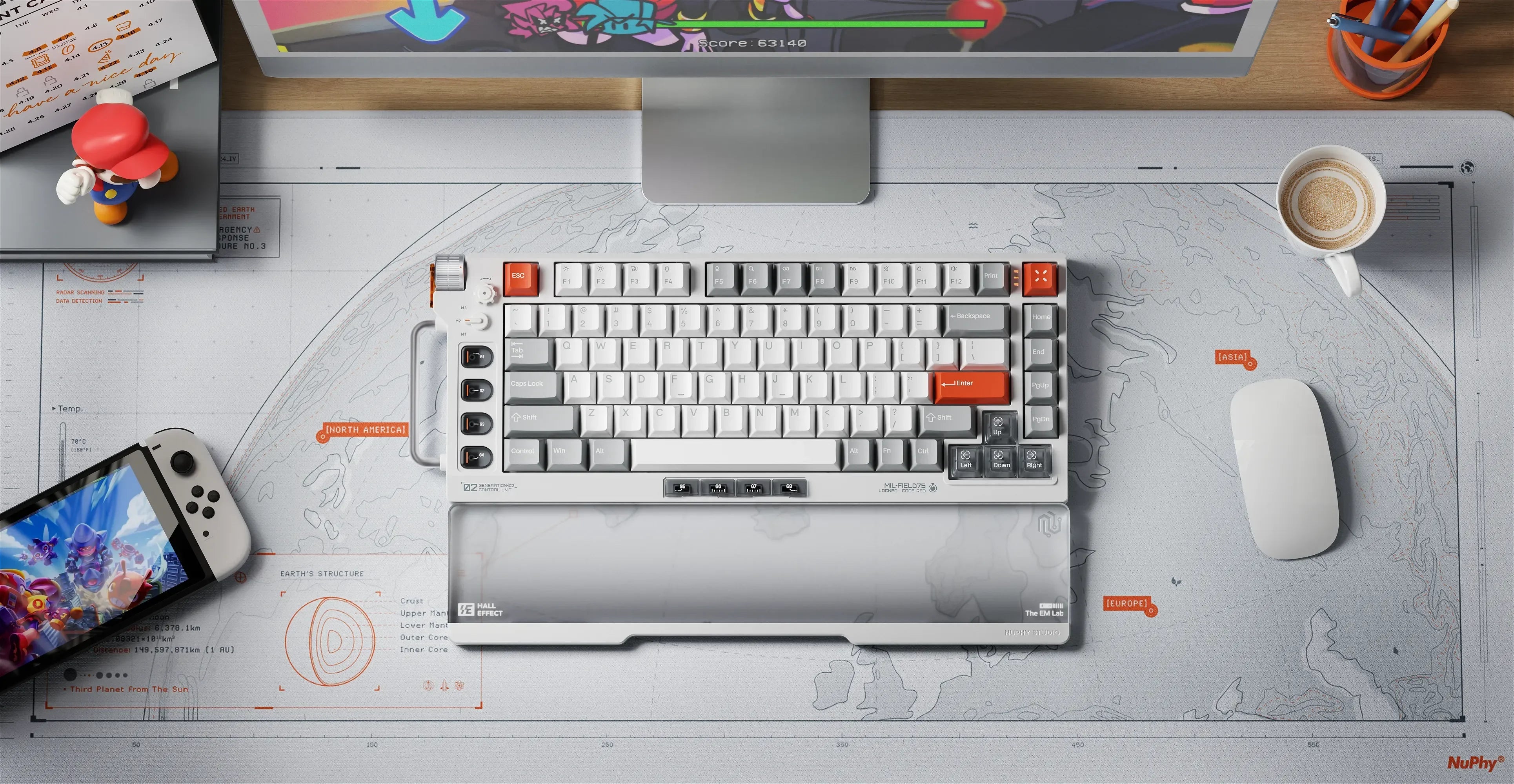 Mechaniczna klawiatura z czerwonymi przyciskami, biała mysz i mata z mapą na biurku do Home Office