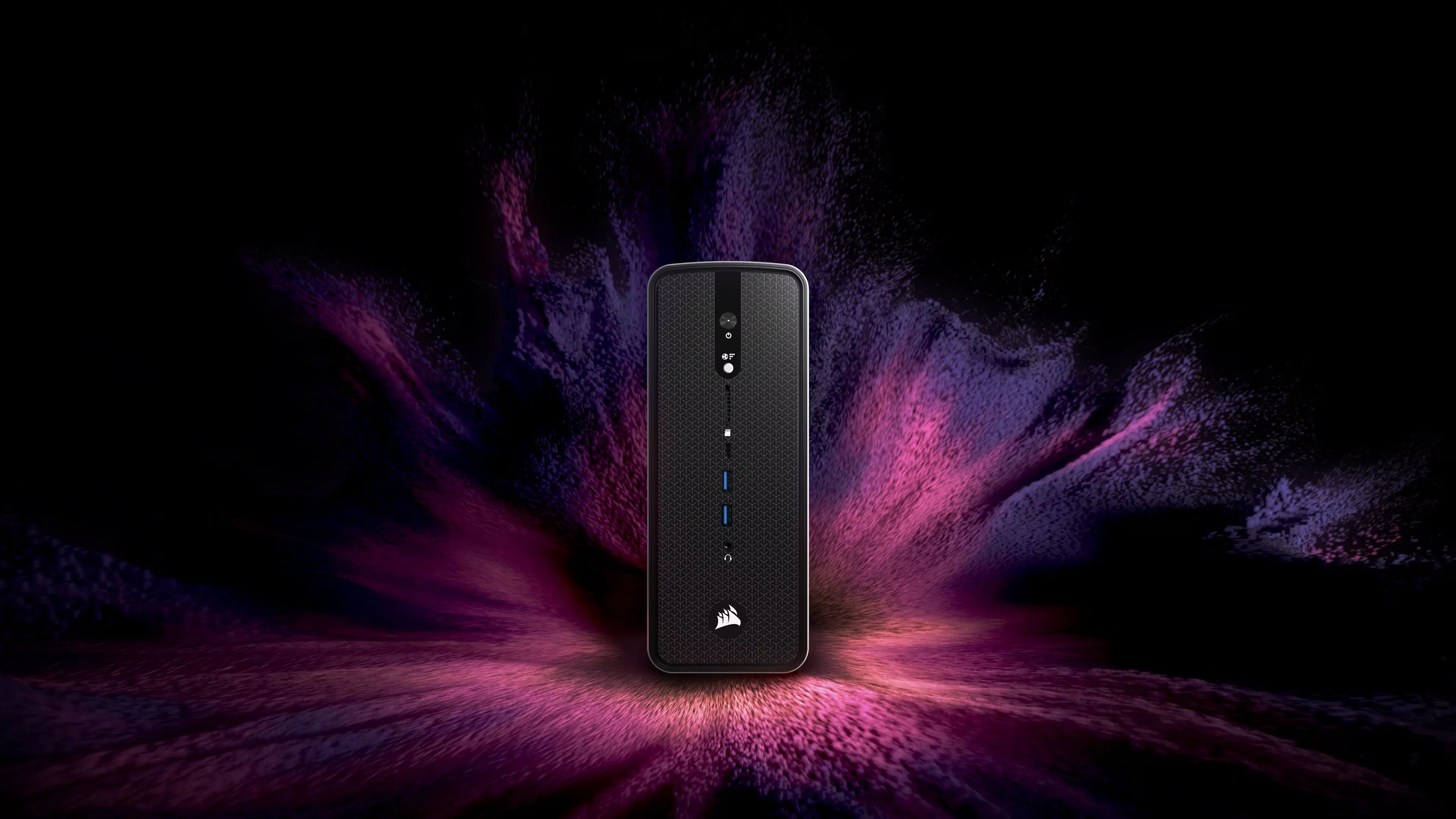 Czarny komputer stacjonarny Corsair z portami USB na tle fioletowych efektów świetlnych