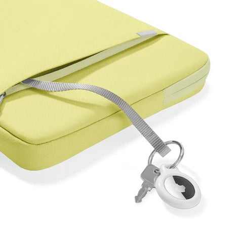 Żółta torba na laptopa z kluczami i trackerem, idealna do biura domowego i travel setupu