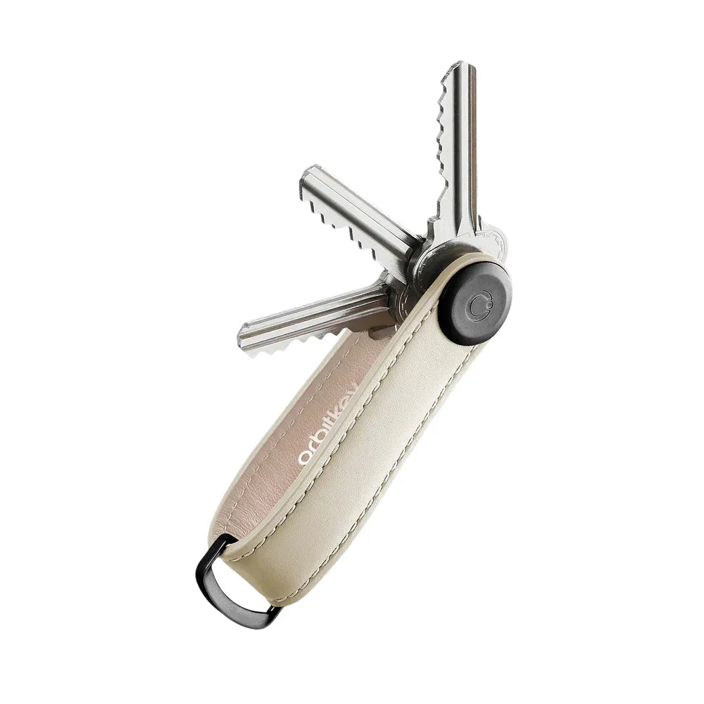 Beżowy uchwyt na klucze Orbitkey z metalowymi kluczami, idealny do organizacji w domowym biurze