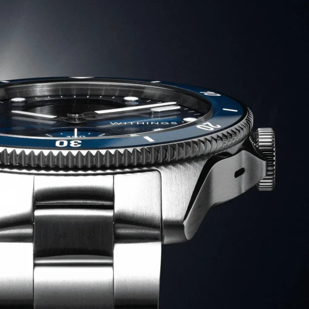 Zegarek Withings z niebieską tarczą i stalowym paskiem, idealny dla biura domowego