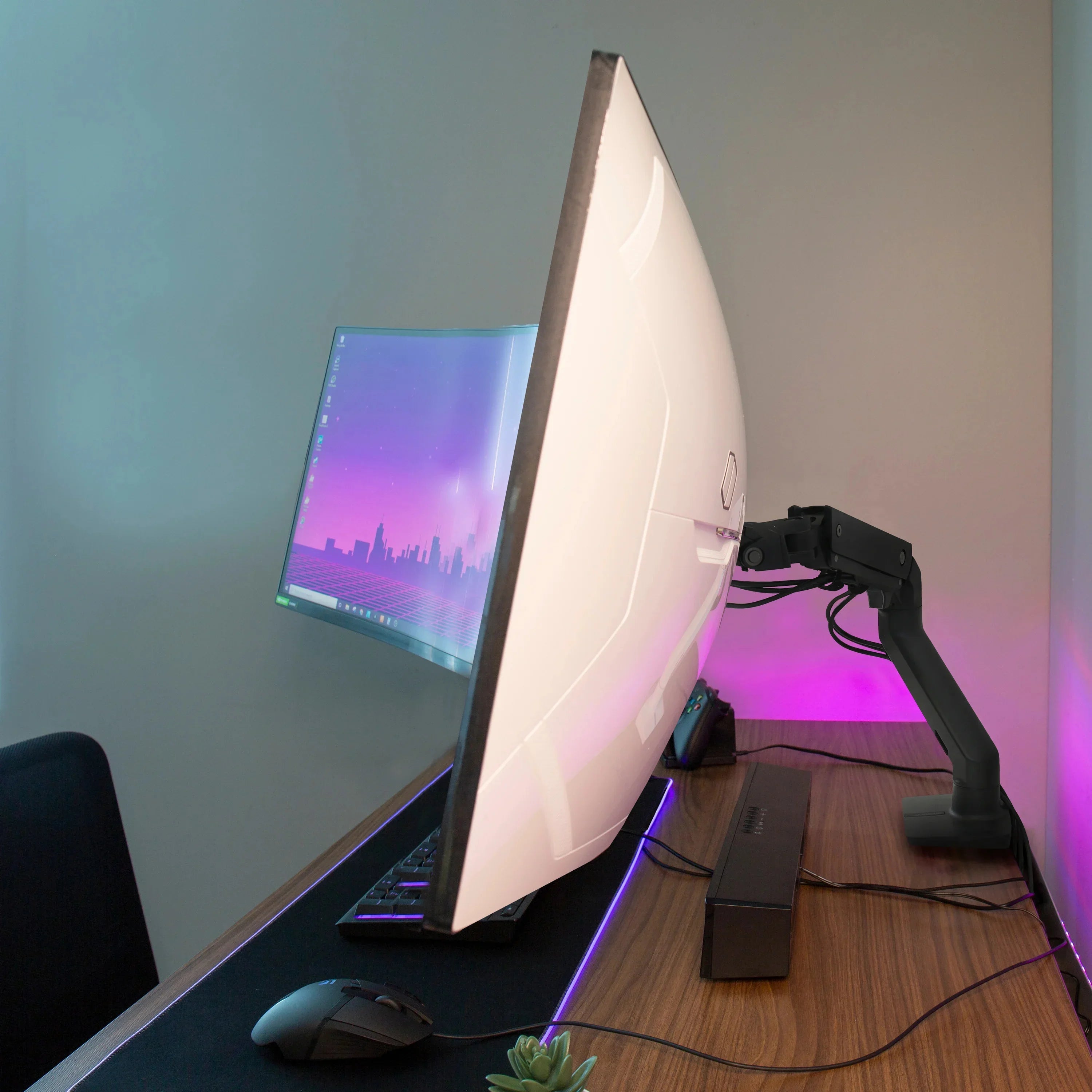 Mechaniczna klawiatura i monitor na stojaku w stylowym home office z RGB podświetleniem