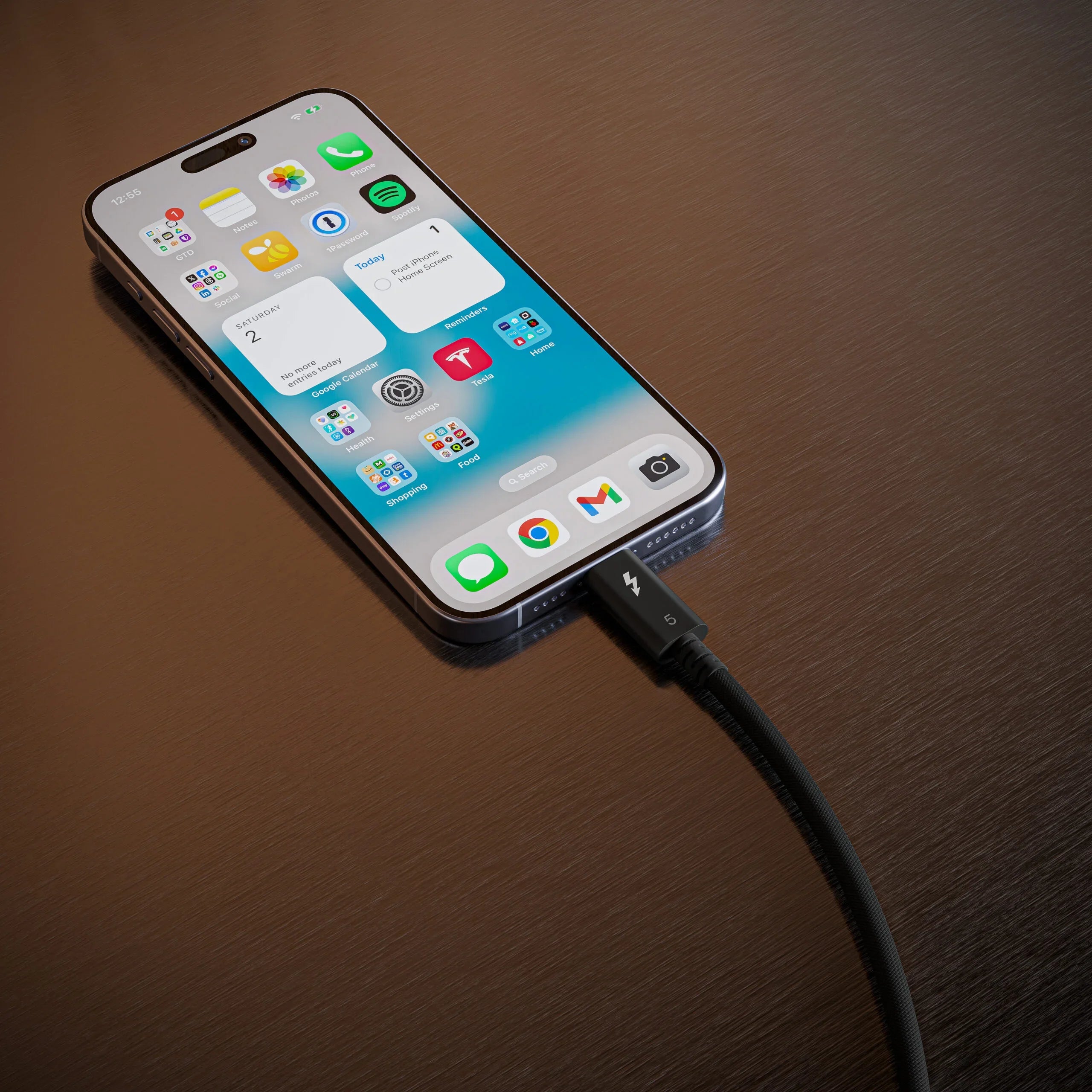 Ładowarka USB-C do iPhone'a na drewnianym biurku, idealna dla home office i efektywnego pracy