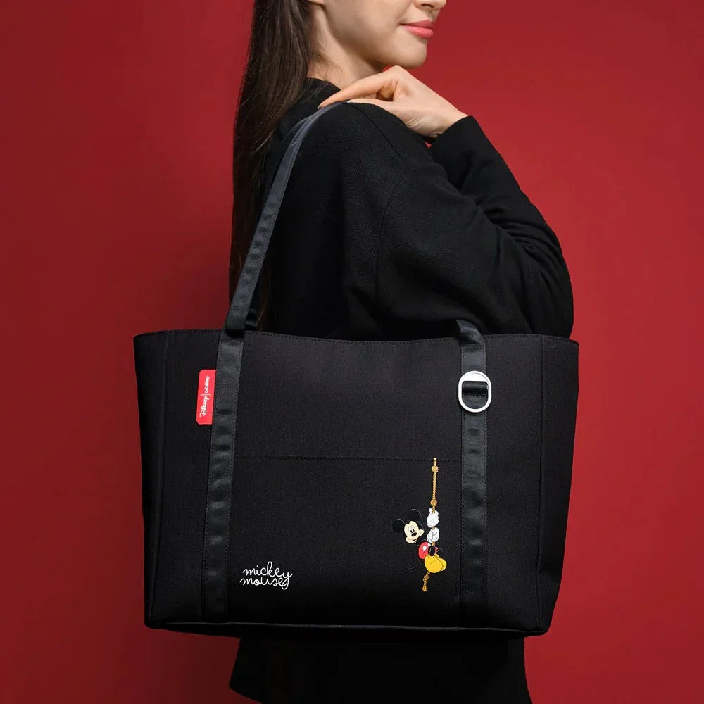 Czarna torba z Mickey Mouse, idealna do biura lub na co dzień, z uchwytem i ozdobnym zawieszkiem