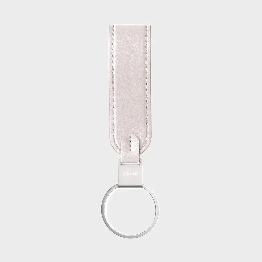 Biały skórzany brelok Orbitkey z metalowym pierścieniem, idealny do organizacji kluczy w home office