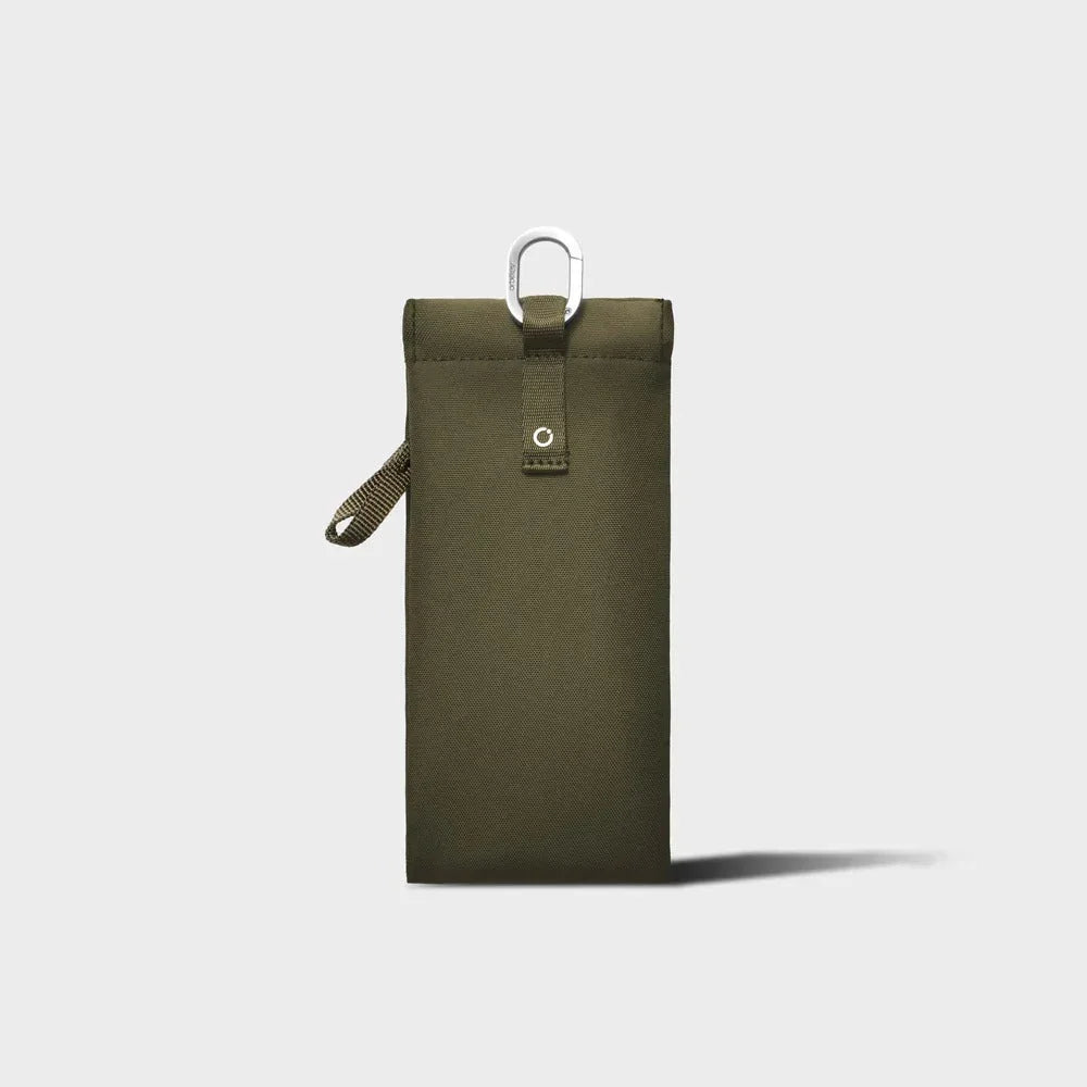 Zielony etui na akcesoria biurowe z karabinkiem, idealne do organizacji desk setupu i home office