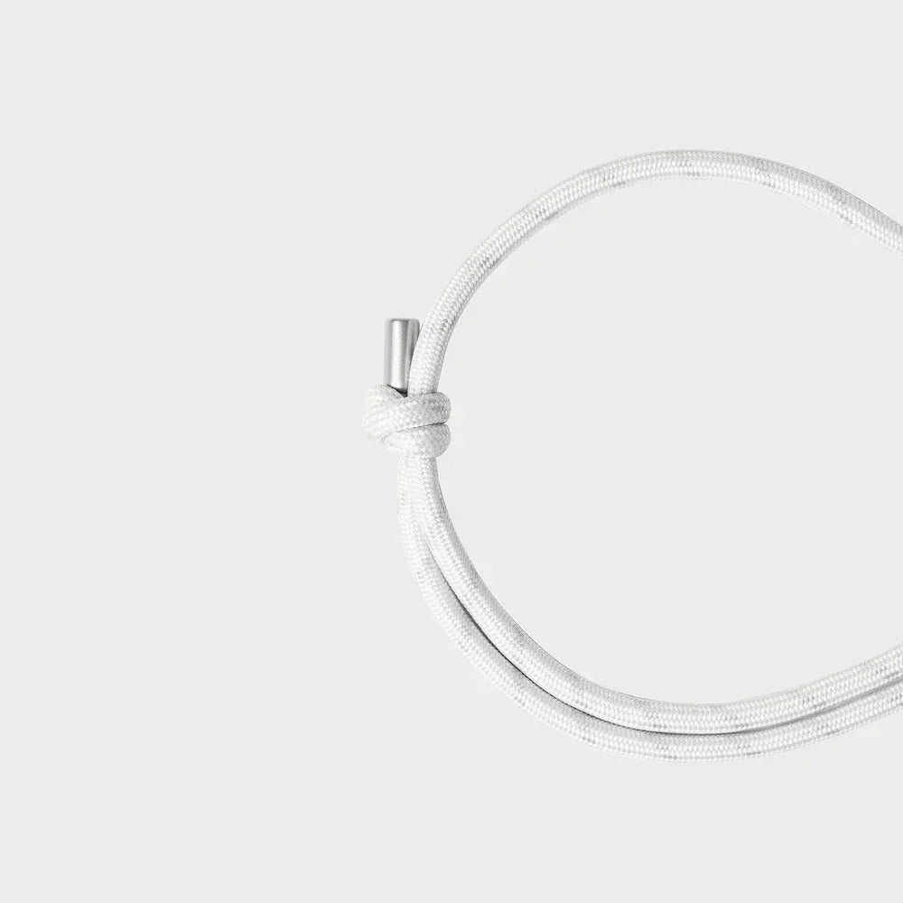 Biały, pleciony kabel USB z metalowym końcem, idealny do ładowarki w Home Office