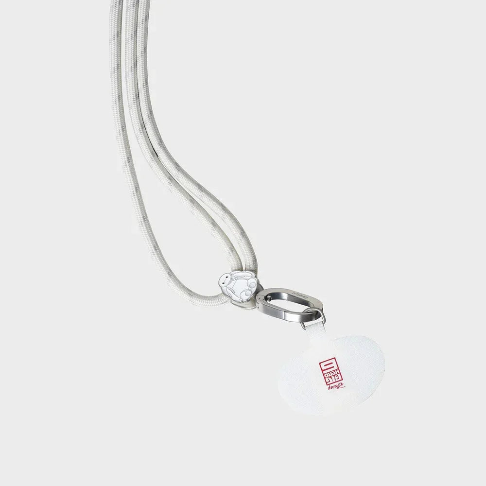 Biały lanyard z metalowym karabinkiem i etykietą, akcesorium do biura lub desk setupu