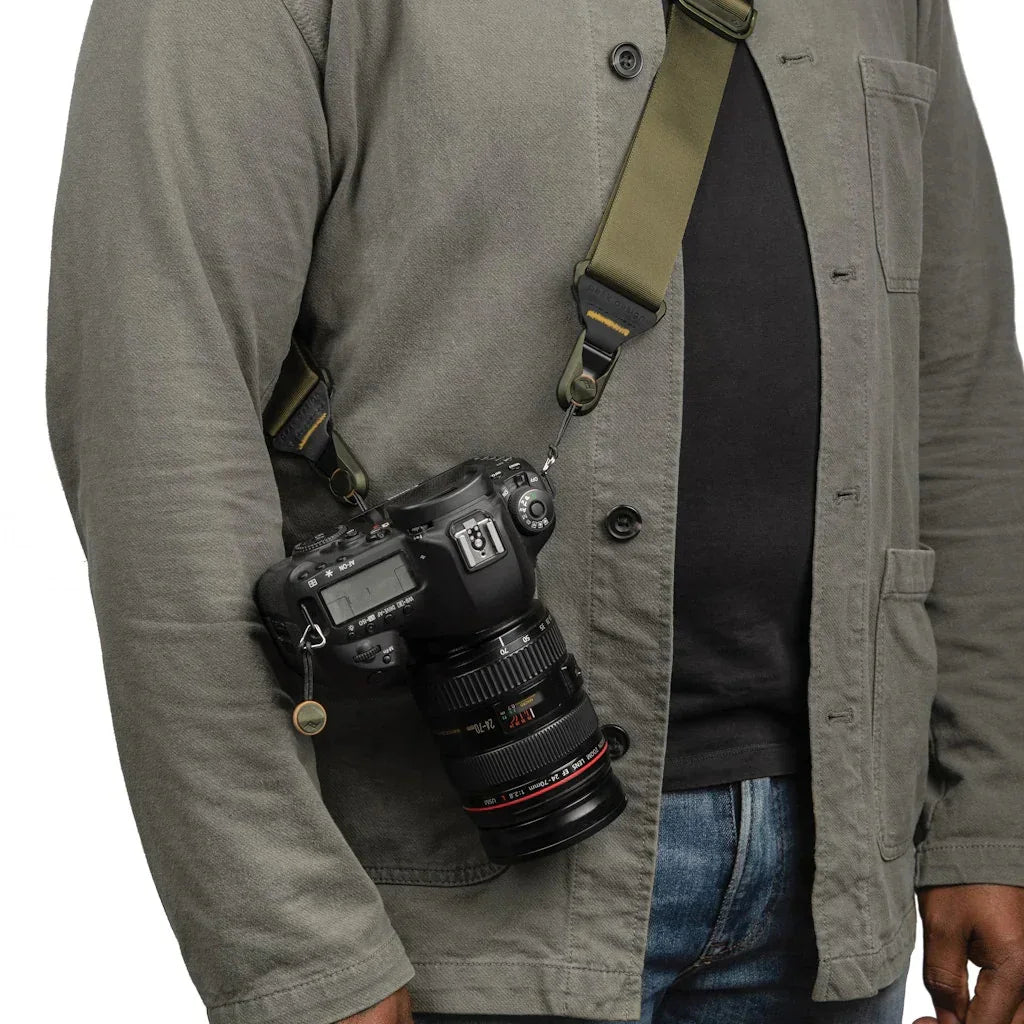 Zielony pasek do aparatu fotograficznego z kamerą DSLR na ramieniu