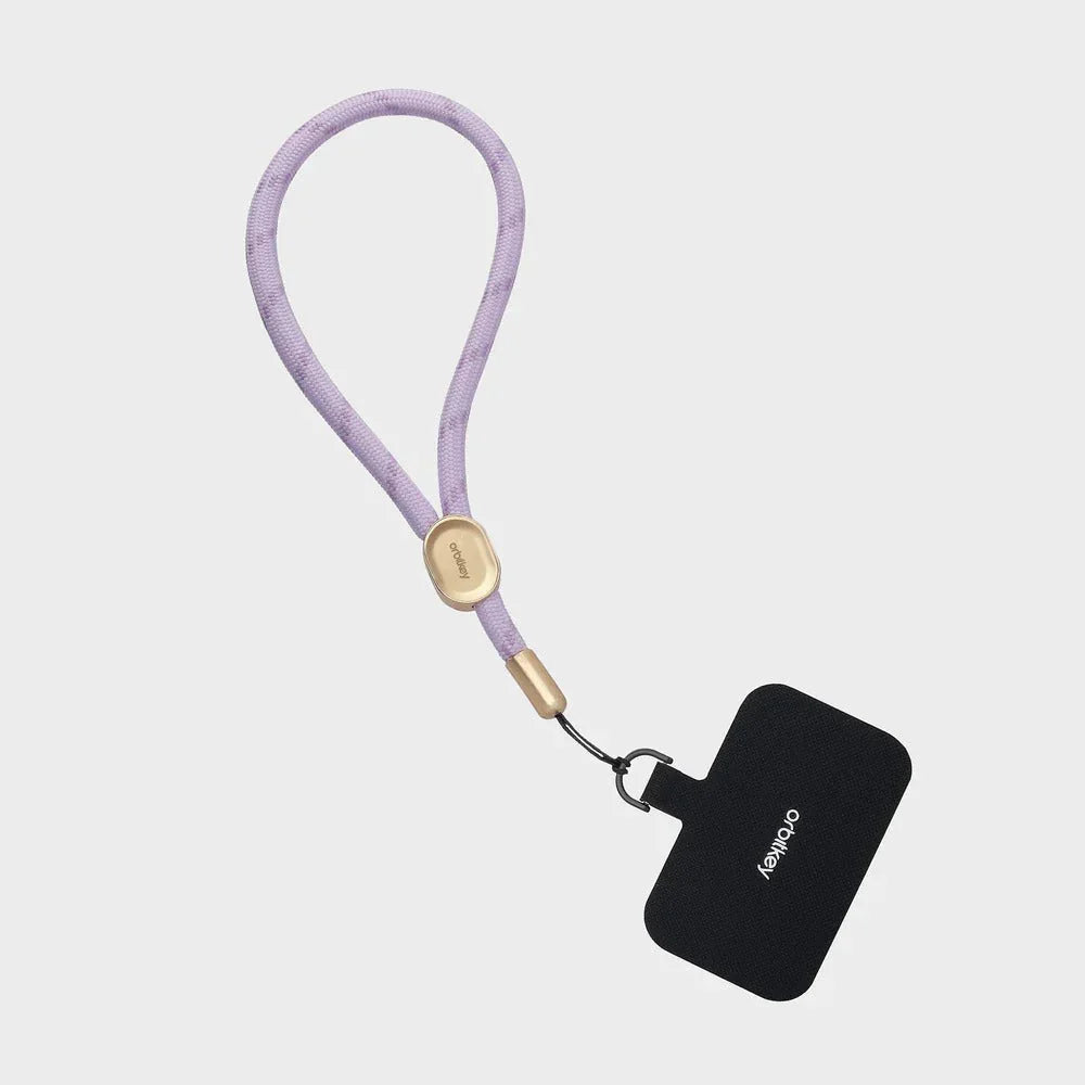 Fioletowy lanyard z czarną etykietą do akcesoriów biurowych, idealny do personalizacji desk setupu