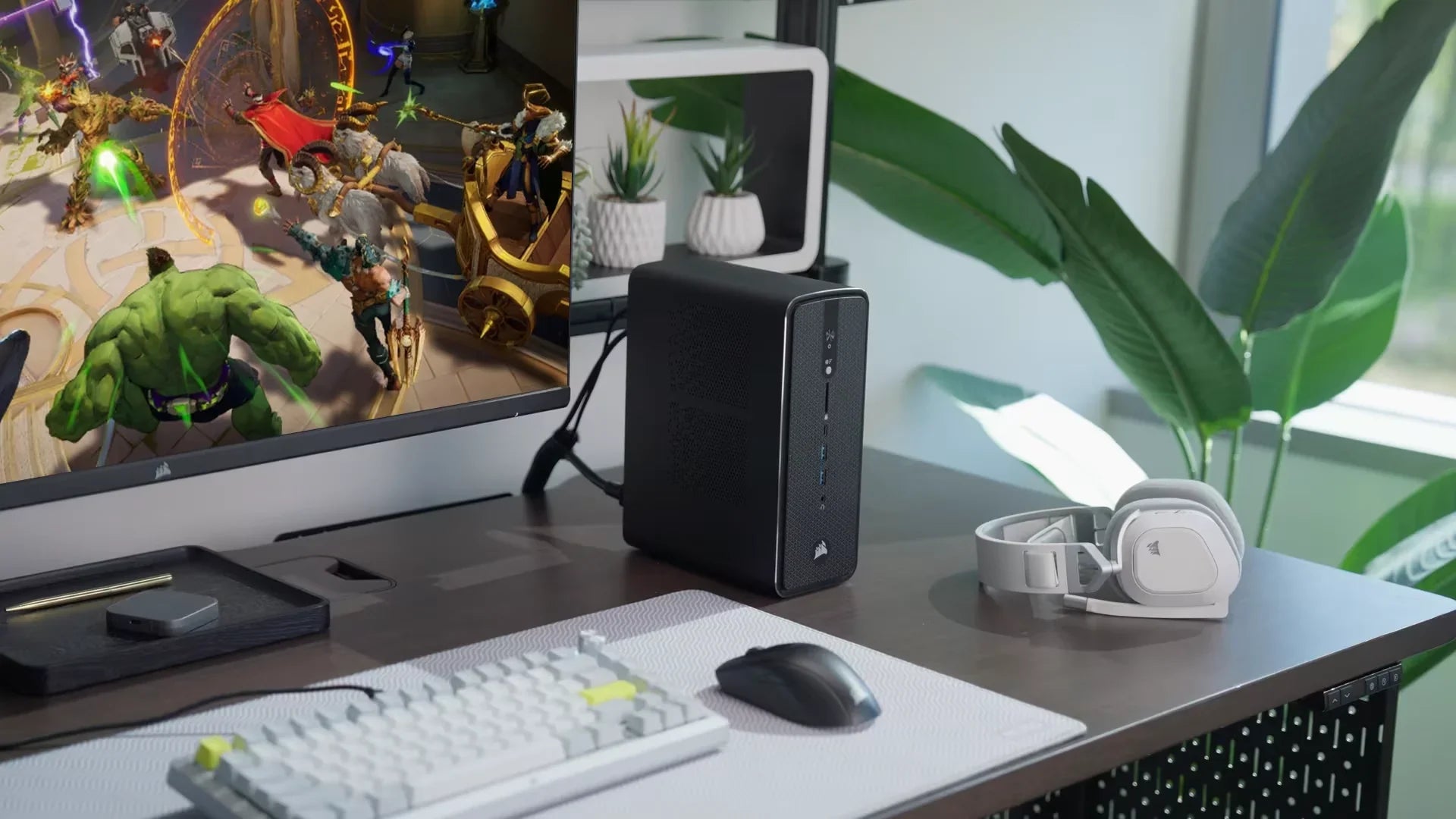 Mechaniczna klawiatura, mysz, słuchawki i komputer na biurku z grą na ekranie – idealny setup do gier i pracy