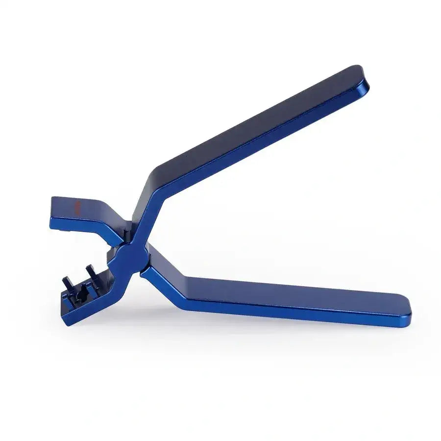 Niebieska metalowa zaciskarka do opasek kablowych na białym tle