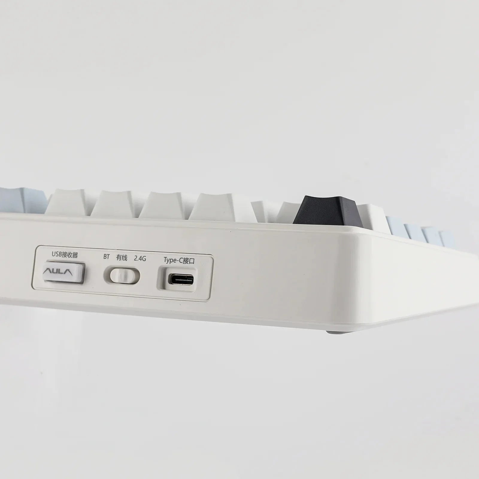 Biała klawiatura mechaniczna z portem USB-C, BT i 2.4G, idealna do home office i desk setupu
