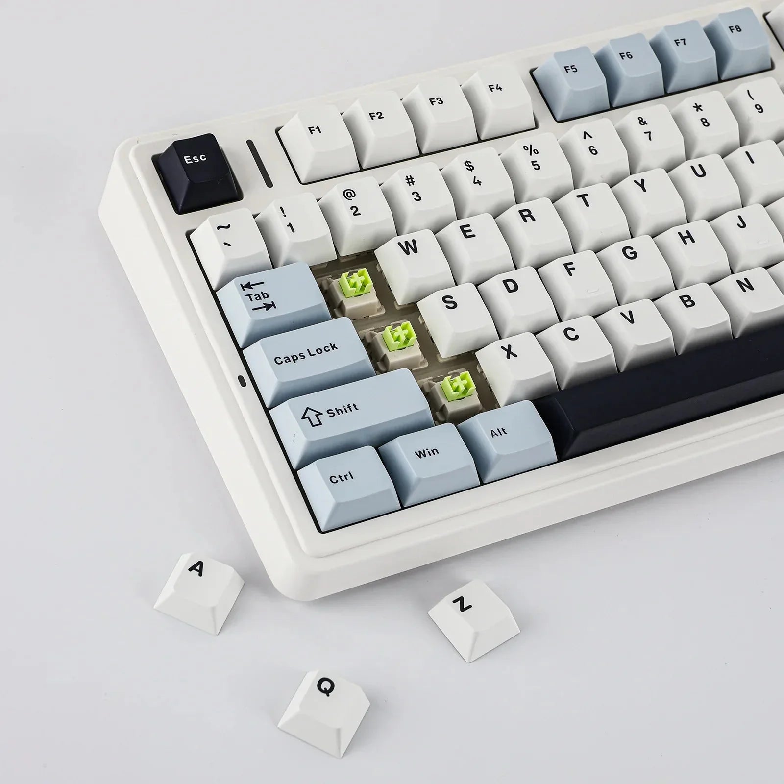 Mechaniczna klawiatura z personalizowanymi keycapami i widocznymi switchami, idealna do home office